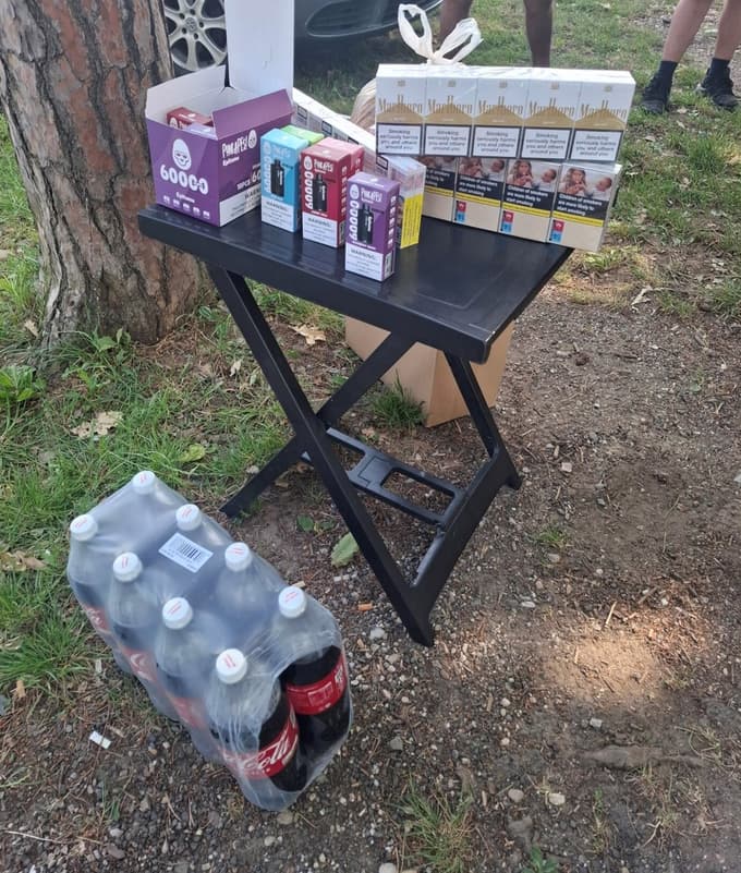 (FOTO) FURS udaril po črnem trgu cigaret: Nezakonita prodaja tobaka razkrita na mariborskem bolšjaku. Kaj so zasegli?