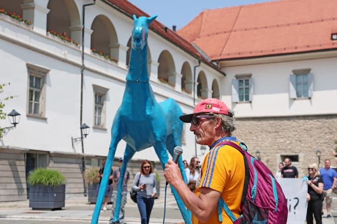 V spremstvu konja je bil tudi Joc, ki ima za sabo tudi že več obravnav v psihiatričnih bolnišnicah.