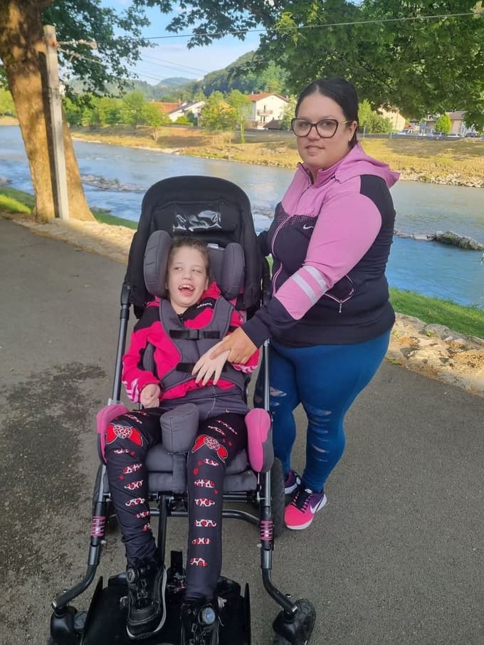 Desetletna Lana in njena mamica, ki se je že v rani mladosti morala začeti boriti za življenje hčerkice