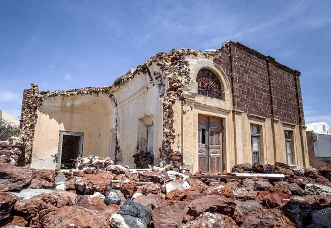 Image: 1007736583, License: Royalty-free, Restrictions:, Model Release: no. Santorini, potres