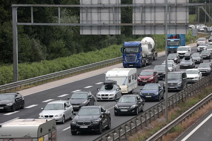 Ljubljana. Zahodna obvoznica. Zastoji na cesti, gužva na cesti, promet, kolona vozil...