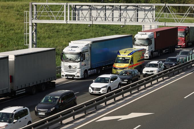 (POGLED) Naše poletje na (avto)cestah: Zapore, zastoji in vinjete