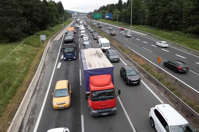 (POGLED) Naše poletje na (avto)cestah: Zapore, zastoji in vinjete