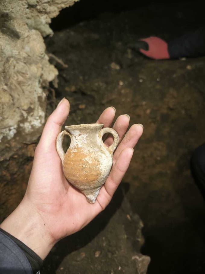 Odkriti predmet v jami