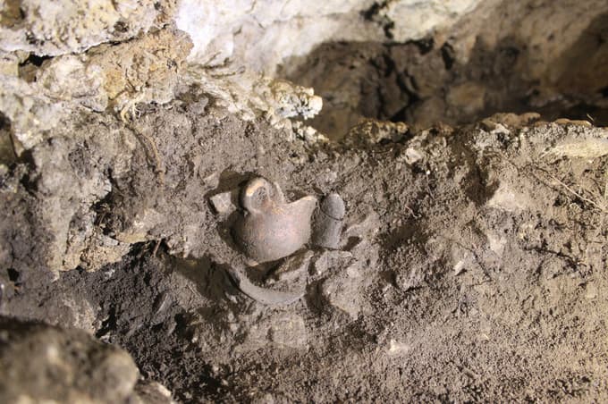 Odkriti predmet v jami