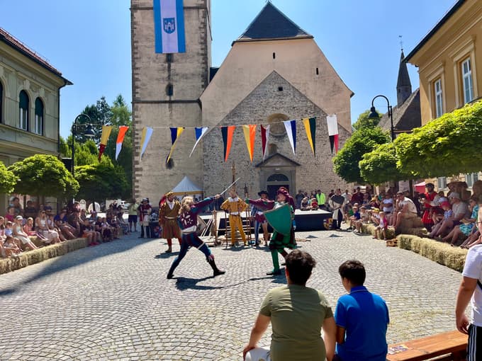 Obiskovalci lahko vidijo številne predstave, mučilne naprave in barantajo na tržnici