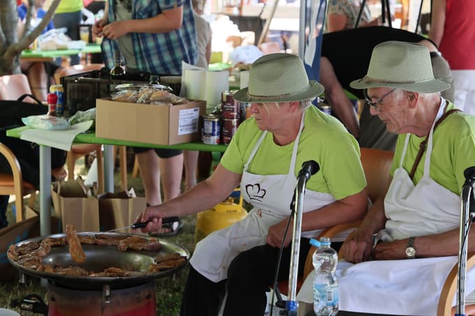 Priredili so tekmovanje v kuhanju humanitarnih kotličkov