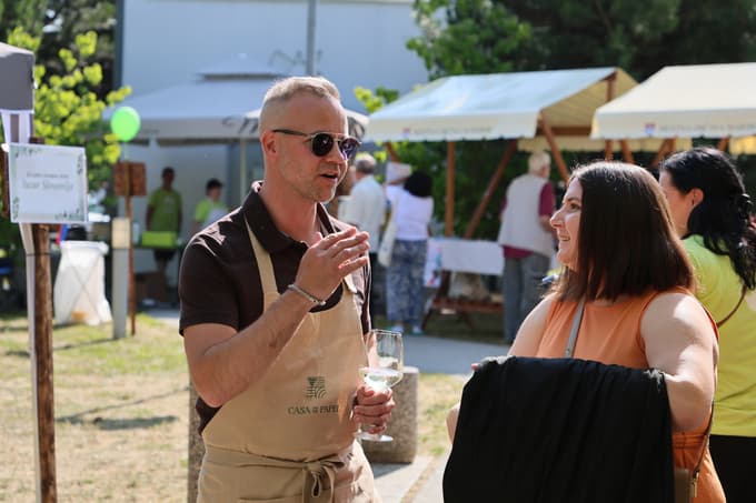 Gregor Žigon v pogovoru s svečinsko vinsko kraljico