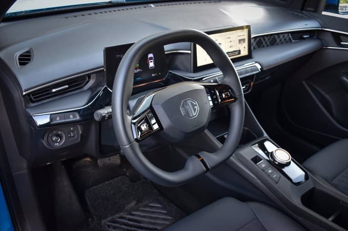 Notranjost je ravno prav digitalizirana in všečno oblikovana. 