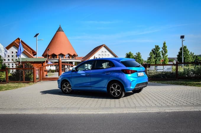 Simpatični malček želi mešati štrene veteranom, kot so renault clio, VW polo in peugeot 208.