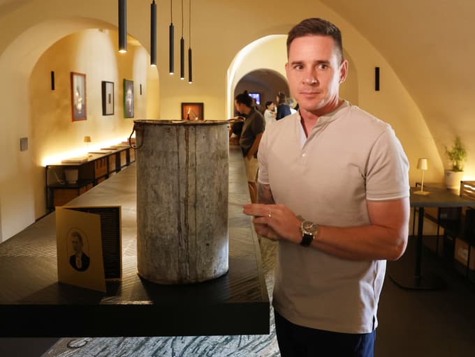 Mojster destilacije Bojan Lunežnik ob sodu, v katerem je bil hranjen med.