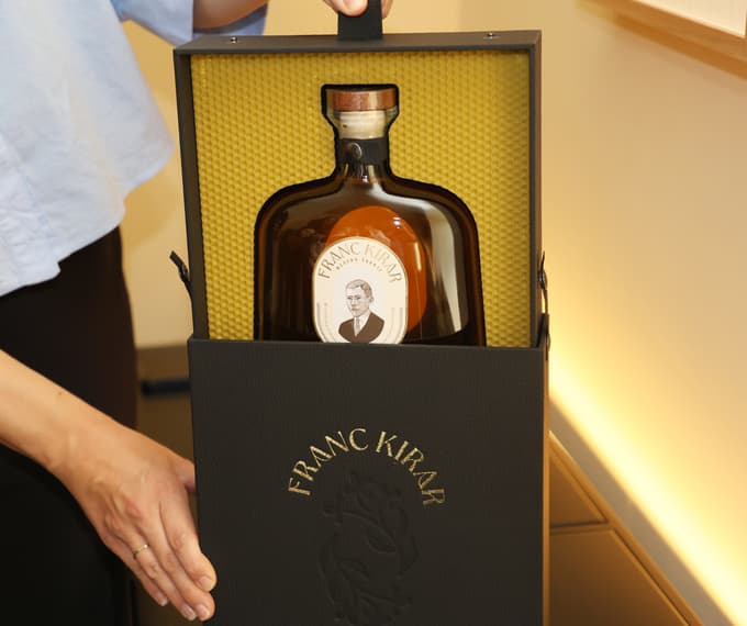 Vsaka steklenica ima priložen certifikat z ilustracijo mladega Franca Kirarja.