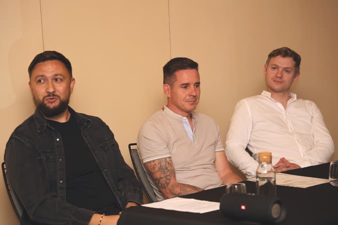 Goran Radinović, oblikovalec znamke in kreativni direktor agencije Aritmija, Bojan Lunežnik, mojster destilacije in avtor projekta, in Aleksander Legen, avtor digitalne podobe in kampanje Kirar Once Edition in direktor podjetja Atelje Virtua.