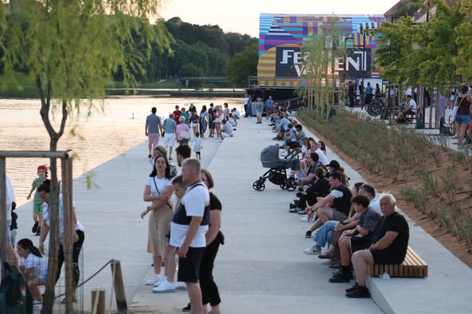 Tlakovci Podlesnik so lani uredili brežini v vzhodnem (med Glavnim mostom in Vodnim stolpom) in osrednjem delu (nasproti Najstarejše trte) za 1,4 milijona evrov.