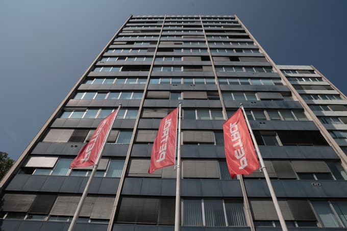 Spor med Petrolom in vlado odmeva med poslanci: "Stavka je za delovne ljudi, ne za korporacije pri ustvarjanju dobička"