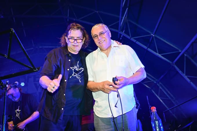 Predstavnika analogne vrste, Zoran Predin ter nekdnaji član Riblje čorbe in kitarski virtuoz Nikola Čutorilo