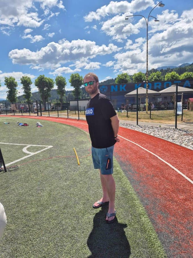 Blaž Boštjan, sveži nogometni upokojenec, ki je ob koncu članske sezone v 3. SNL obesil kopačke na klin, tokrat je bil deklica za vse.