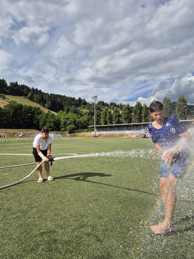 Ob rekordno visokih temperaturah so se hladili kar z vodo, ki je pritekla iz gasilskih cevi.