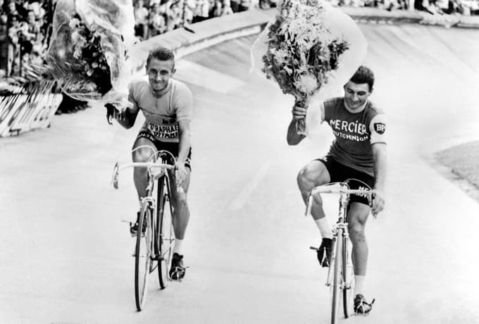 Jacques Anquetil (levo) s petimi skupnimi zmagami spada med rekorderje, Raymond Poulidor zaradi rojaka niti en dan ni nosil rumene majice. "Krivico" je nedavno popravil njegov vnuk.