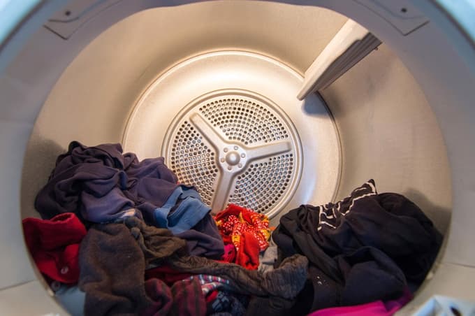 Ko v sušilni stroj k mokremu perilu dodate suho brisačo, ta v prvem delu sušenja nase potegne velik del vlage iz ostalih oblačil.