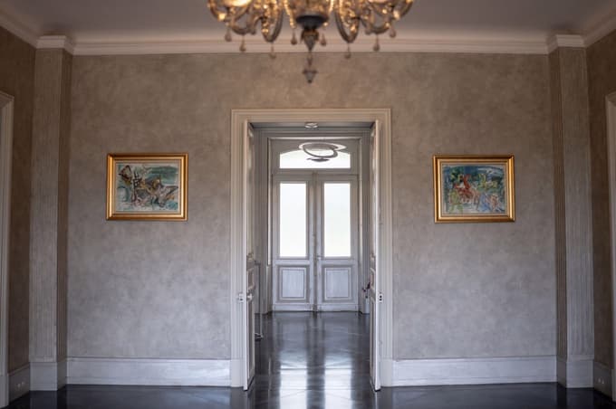 (FOTO) Takšno razkošje ponuja Lagerfeldova vila blizu Pariza, za katero je novi kupec odštel 4,7 milijona evrov