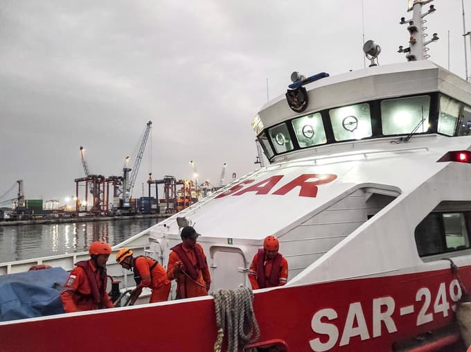 Še vedno pogrešajo več deset potnikov. 