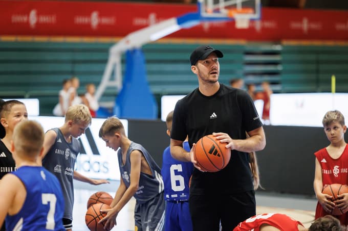 V zadnjem času se je v Sloveniji ukvarjal predvsem z vodenjem košarkarskega tabora za otroke. 