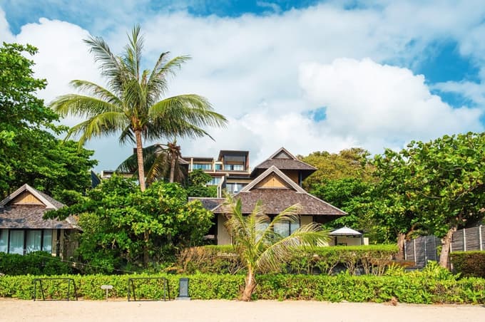 V turističnih središčih, kot so Koh Samui, Hua Hin in Phuket, prodajalci zahtevajo bistveno več denarja, a cene še vedno ostajajo nižje kot v Evropi.