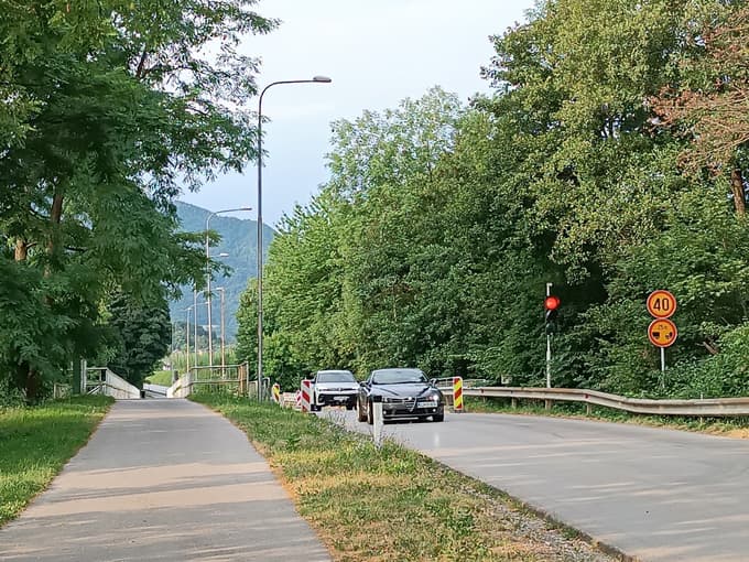 Zaradi dotrajanosti promet po mostu v Grižah že leta poteka izmenično enosmerno.