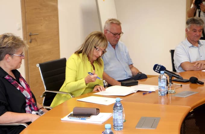 Sporazuma med DRSV in občino nista hotela podpisati ne župan Janko Kos ne minister Jože Novak. V imenu žalske občine ga je podpisala podžupanja Tanja Basle.