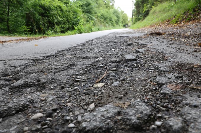(FOTO) Prenova močno dotrajane ceste proti Svetemu Urbanu