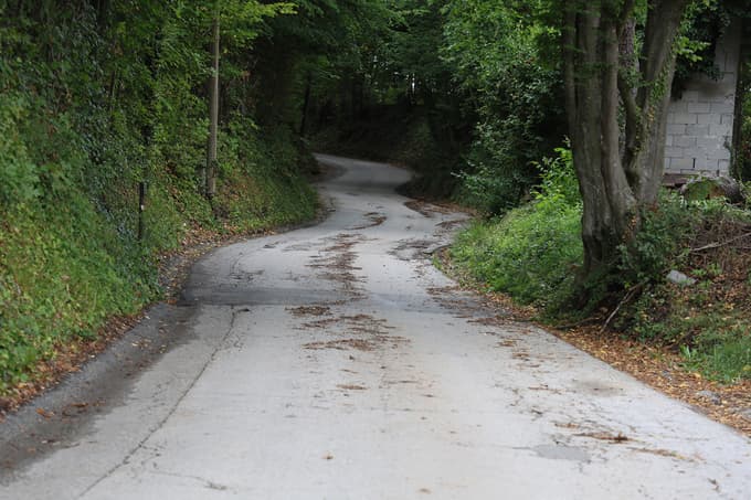 (FOTO) Prenova močno dotrajane ceste proti Svetemu Urbanu