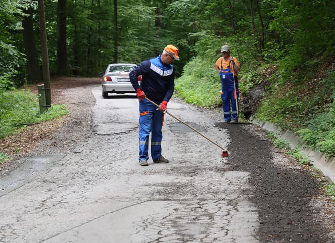 (FOTO) Prenova močno dotrajane ceste proti Svetemu Urbanu