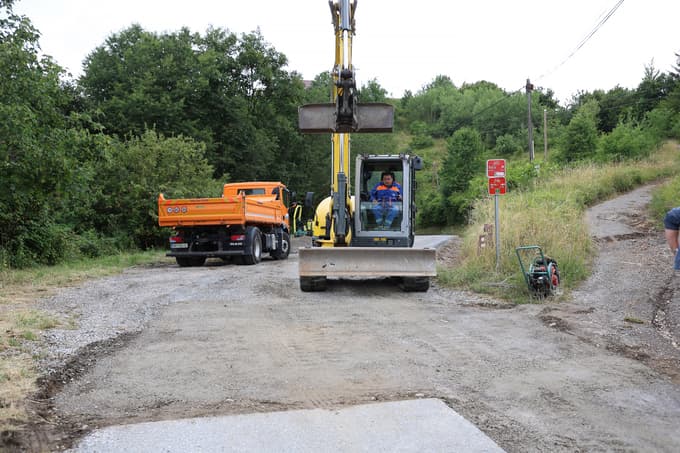 (FOTO) Prenova močno dotrajane ceste proti Svetemu Urbanu