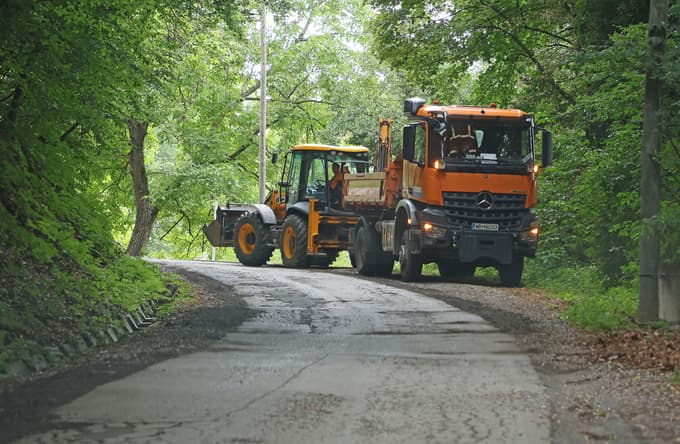 (FOTO) Prenova močno dotrajane ceste proti Svetemu Urbanu