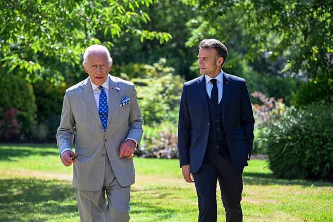 Sprejel ga je britanski kralj Karel III. 