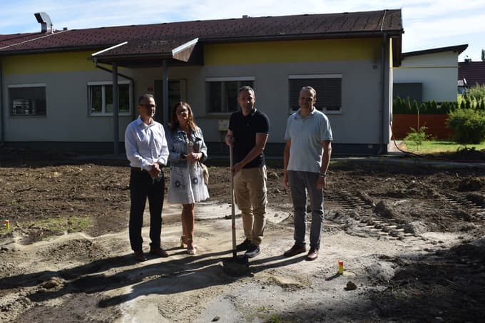 pričetek prizidave in delne rekonstrukcije Zdravstvene postaje Ruše. županja Urška Repolusk. Tadej Gosak, direktor podjetja Marles. občina ruše