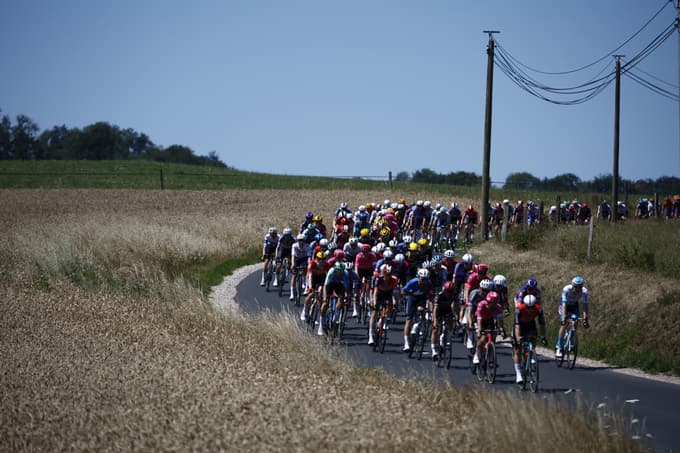 Na cesti kolesarji, čeprav je ta izpraznjena, srečajo veliko ovir.