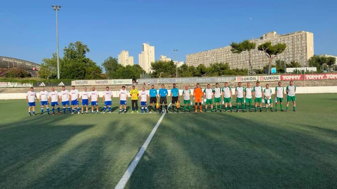 Pozdrav igralcev obeh ekip pred tekmo.