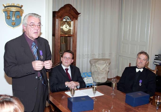 10. november 2004, Celje - Bojan Šrot je pripravil sprejem za najbolj znana "celjska Francoza" Slavka Deržeka, ki je eden od letošnjih devetih državnih nagrajencev s področja šolstva in Bouruta Alujeviča, ki je prejel francosko državno odlikovanje. Od leve: Slavko Deržek, Bojan Šrot in Borut Alujevič
