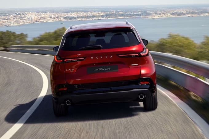 Po vzoru aktualnega oblikovnega trenda v svetu avtomobilov je tudi pri CX-5 značko M zamenjal napis Mazda.