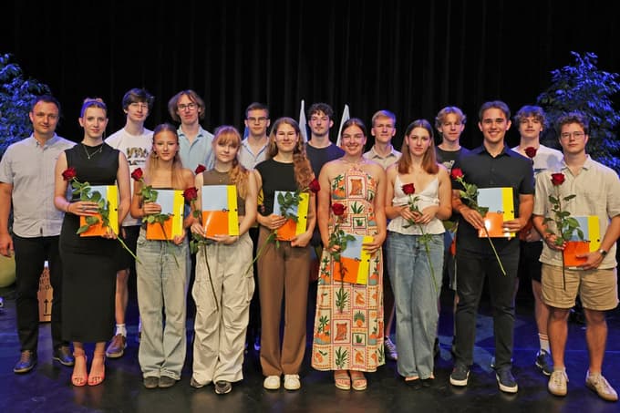 15 zlatih maturantov II. gimnazije Maribor: Kai Bradač, Lara Kaučič, Anja Hvalec, Tomaž Koželj, Lan Pehant, Žiga Virtič, Miha Ferlinc, Jakob Benkovič, Matic Mohorko, Gregor Korošec, Ema Lubanjšek, Ela Skale, Tinkara Soršak, Zara Tičar in Jon Košat.