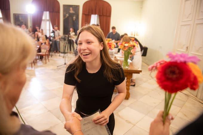 (FOTO) Splošna matura: "Rešili smo se. Zdaj pa počitnice." Kakšna je bila žetev znanja na (ob)mariborskih gimnazijah?