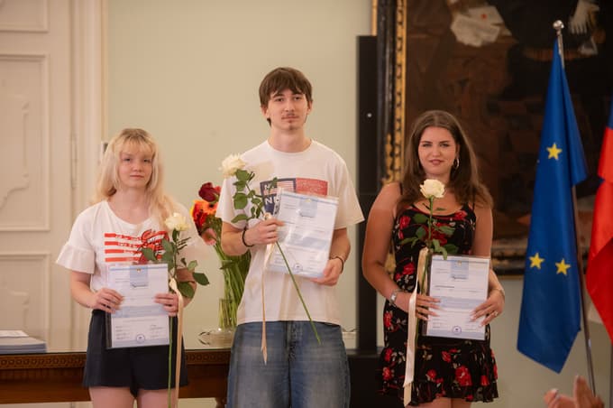 Trije zlati maturantje – Eva Tomažič, Katja Kačinari Kravanja in Matevž Lobnikar – so ponos Prve gimnazije Maribor.