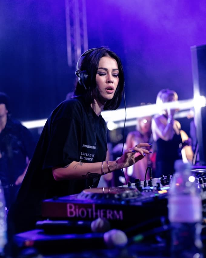 Presenetila je Estora, kot se glasi elektronski alter ego pevke Gaje Prestor, ki je sicer bolj znana ljubiteljem pop glasbe.