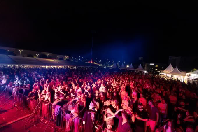 Vreme je sicer pokazalo zobe, a to navdušene več kot 3000-glave množice ni odvrnilo od divjega poplesavanja in zabave. 