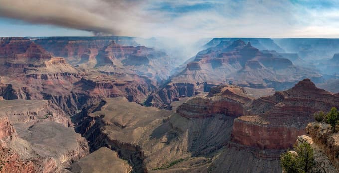 (FOTO) Požar v Grand Canyonu uničil zgodovinsko kočo, ki je nudila pogled skoraj naravnost v prepad kanjona