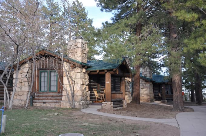 (FOTO) Požar v Grand Canyonu uničil zgodovinsko kočo, ki je nudila pogled skoraj naravnost v prepad kanjona