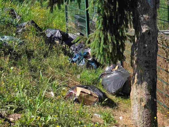 (FOTO) Občina Hoče-Slivnica: Odpadki znova končali v naravi – znova ista lokacija