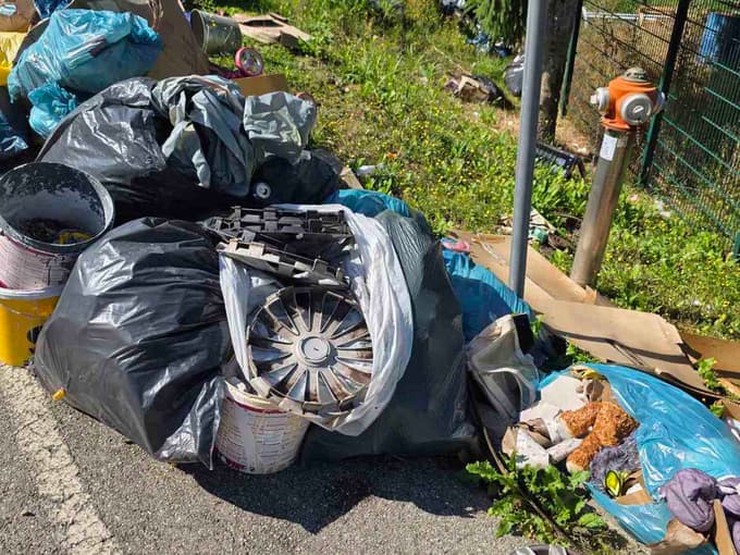 (FOTO) Občina Hoče-Slivnica: Odpadki znova končali v naravi – znova ista lokacija